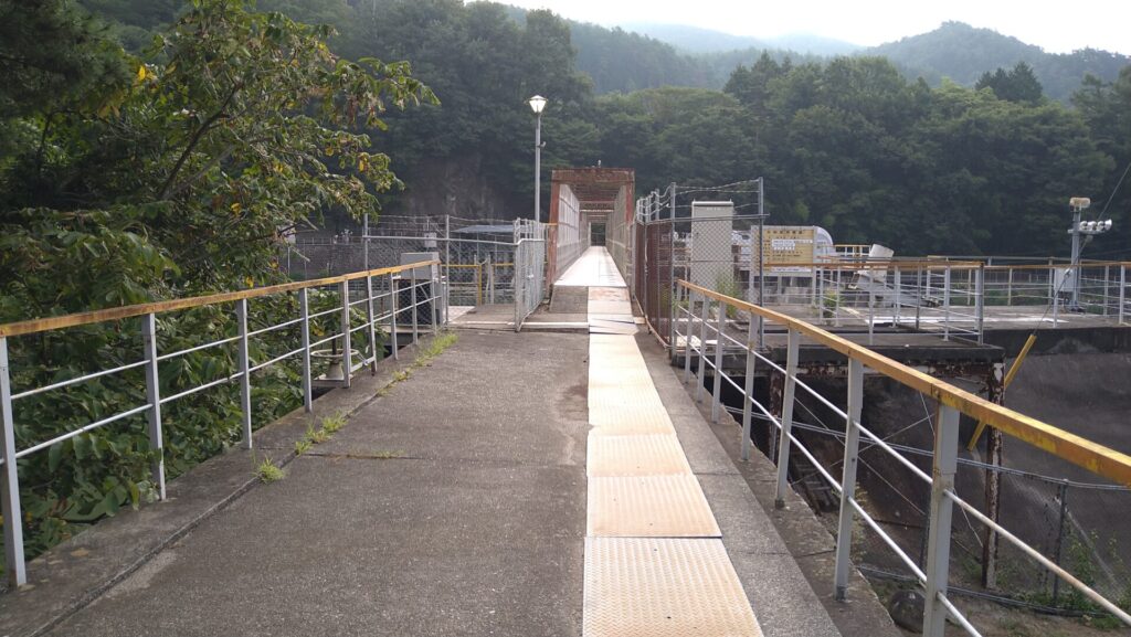 大久保ダムの天端