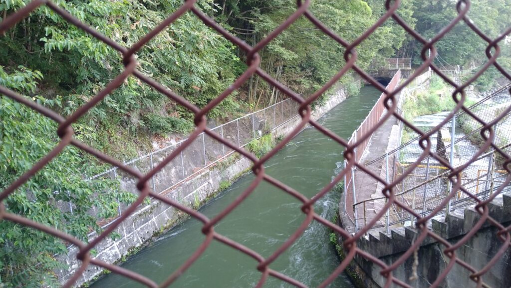 大久保ダムの水路