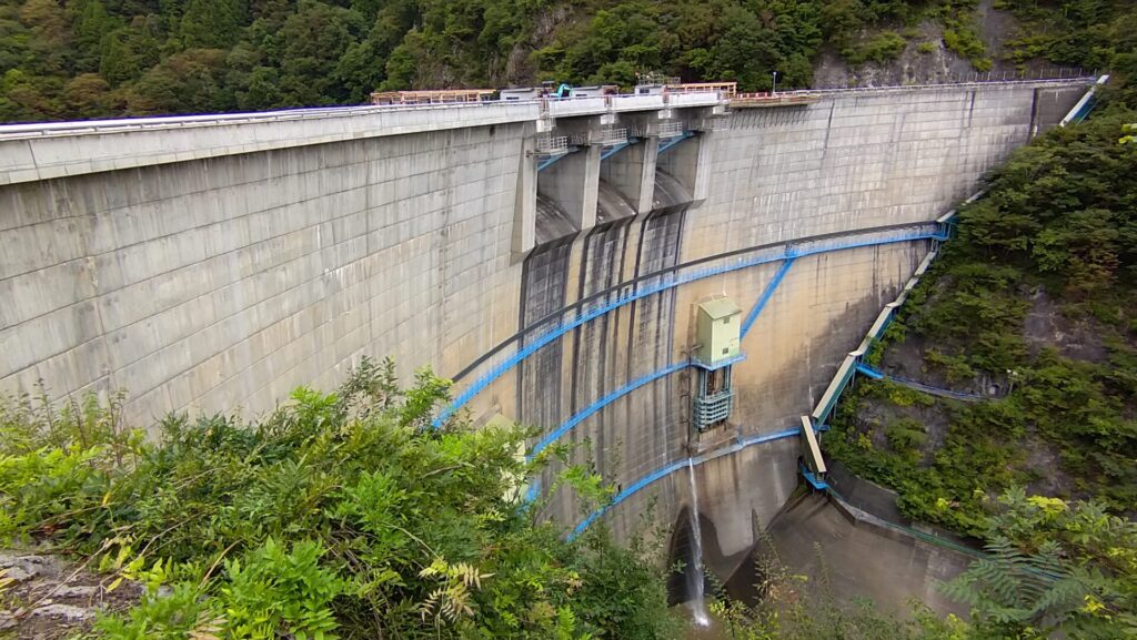 右岸の下流側から見た裾花ダム