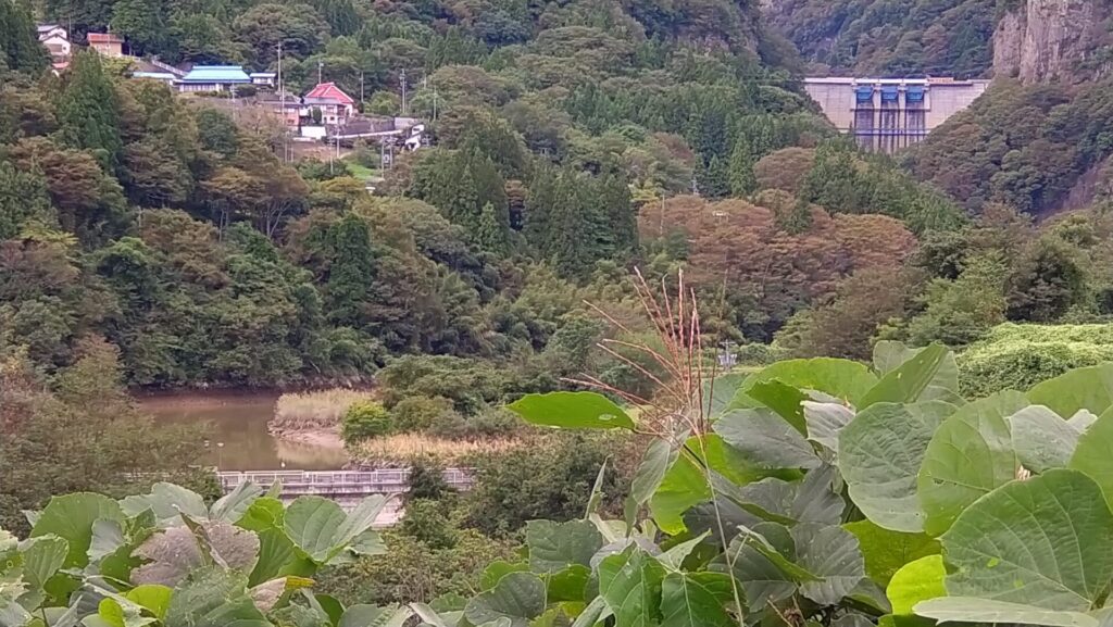 裾花ダムと湯の瀬ダムが見える風景