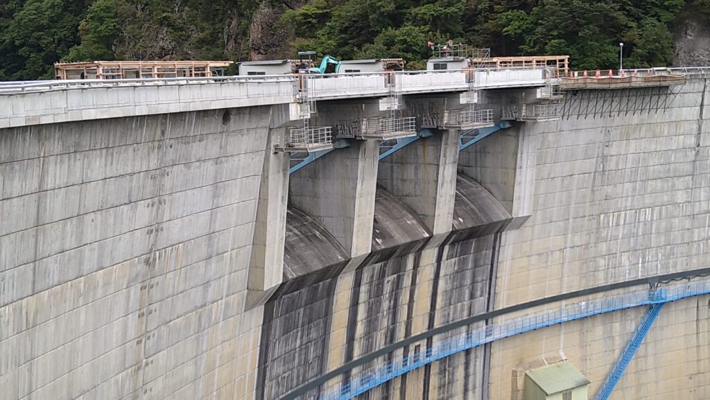 裾花ダムの非常用洪水吐