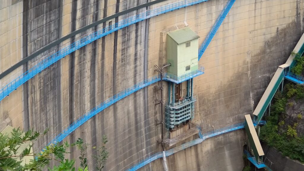 裾花ダムの左岸側の常用洪水吐