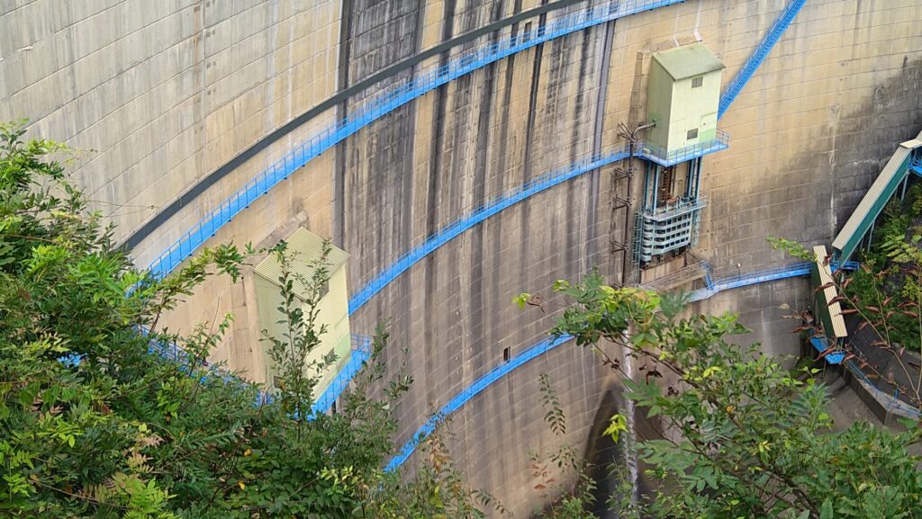 裾花ダムの常用洪水吐