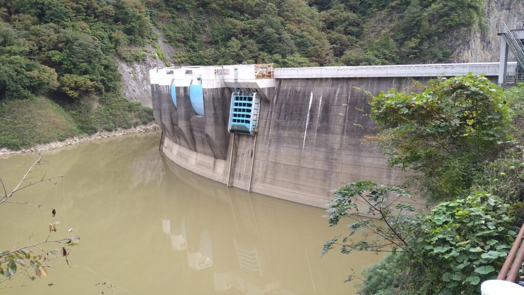右岸の上流側から見た裾花ダム