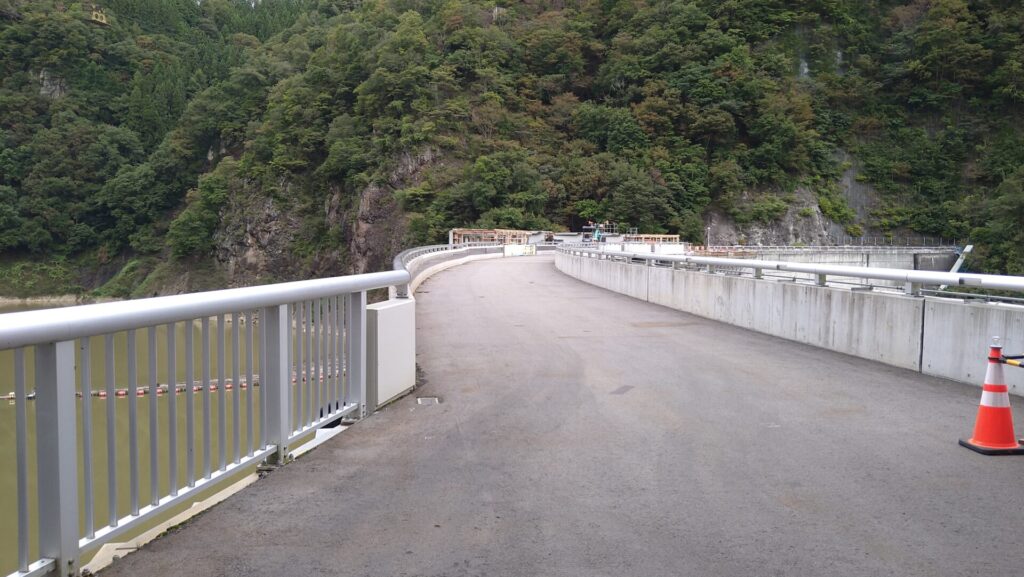 裾花ダムの天端