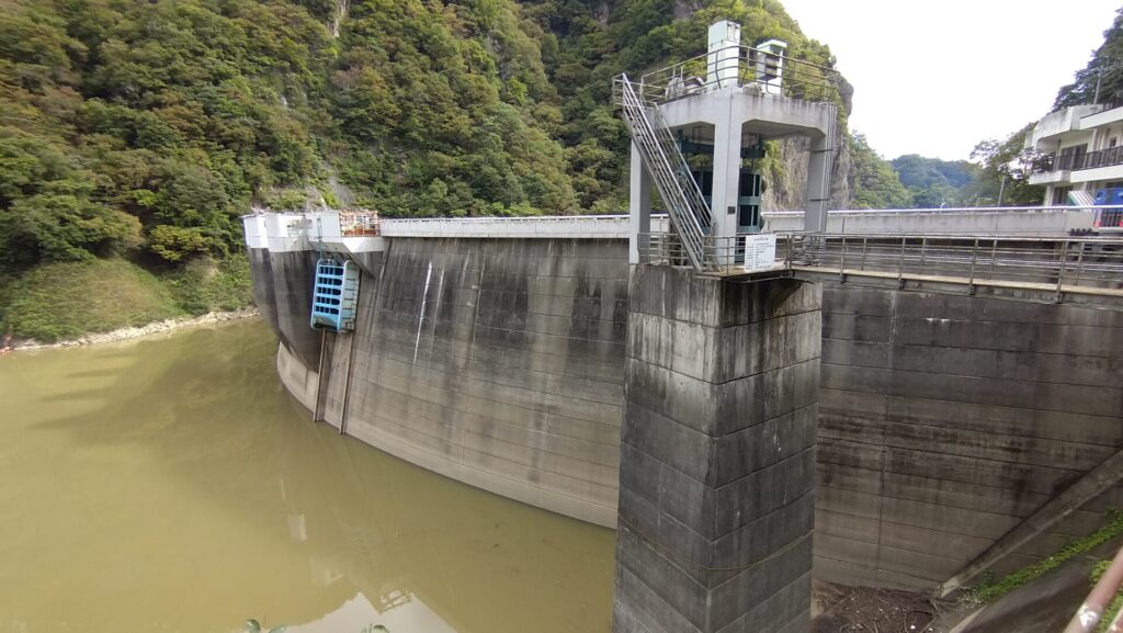 裾花ダムの取水設備