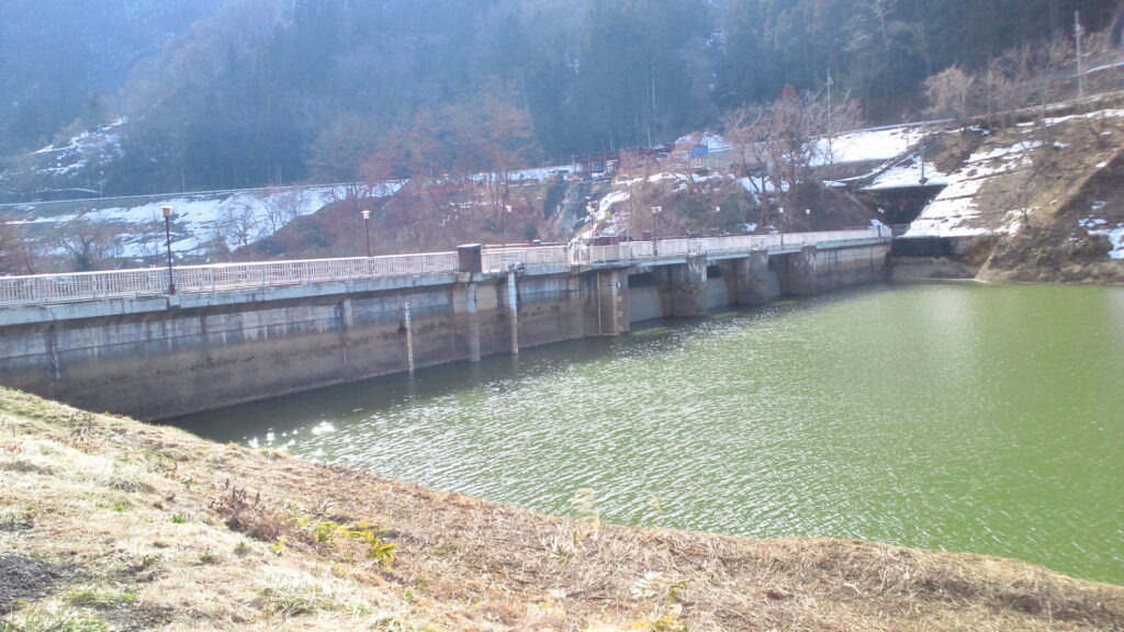 左岸の上流側から見た湯の瀬ダム