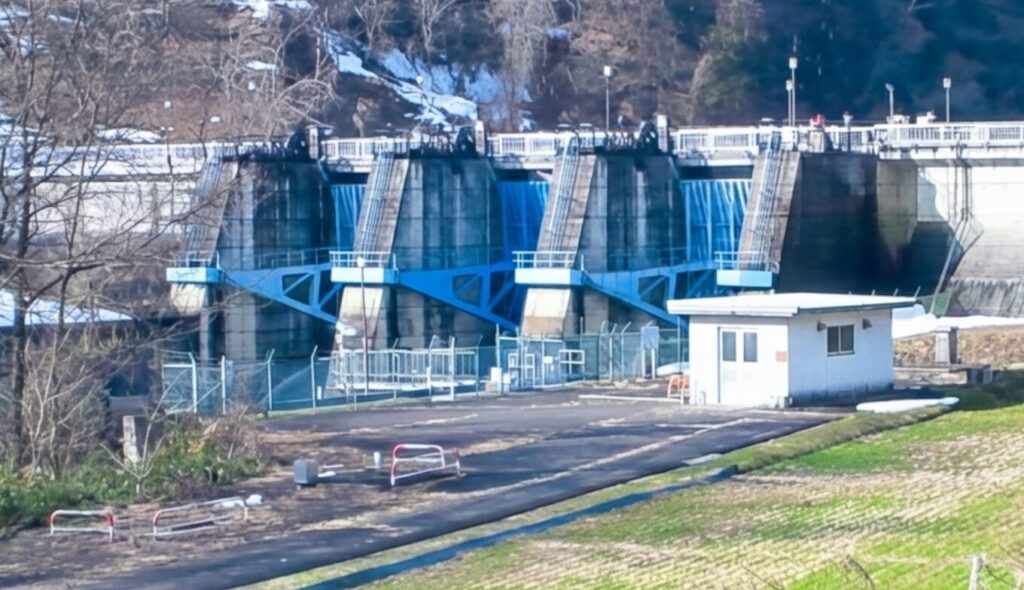 湯の瀬ダムのラジアルゲート