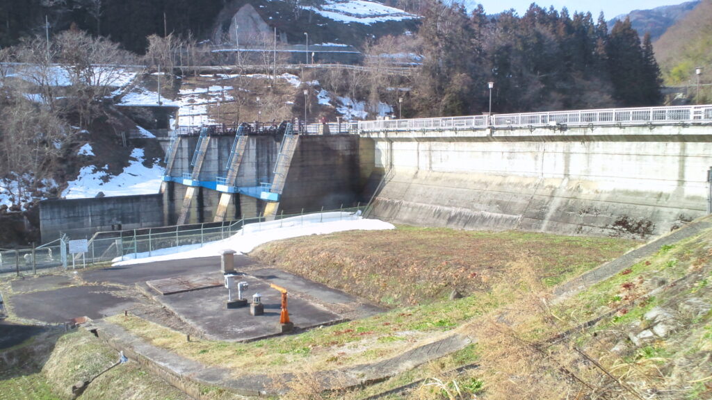 左岸の下流側から見た湯の瀬ダム