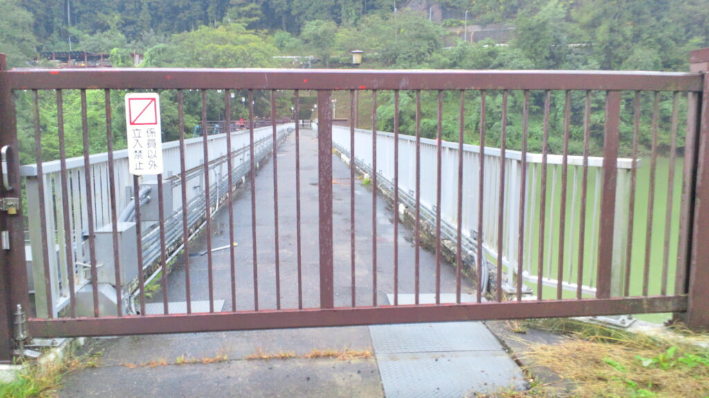 湯の瀬ダムの天端