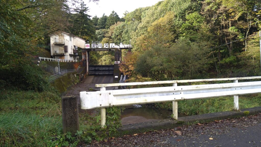 下流側にある橋から見た泥川ダム