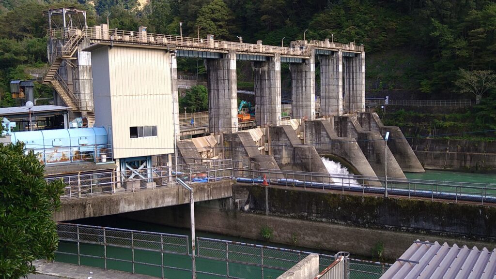 右岸の下流側から見た生坂ダム