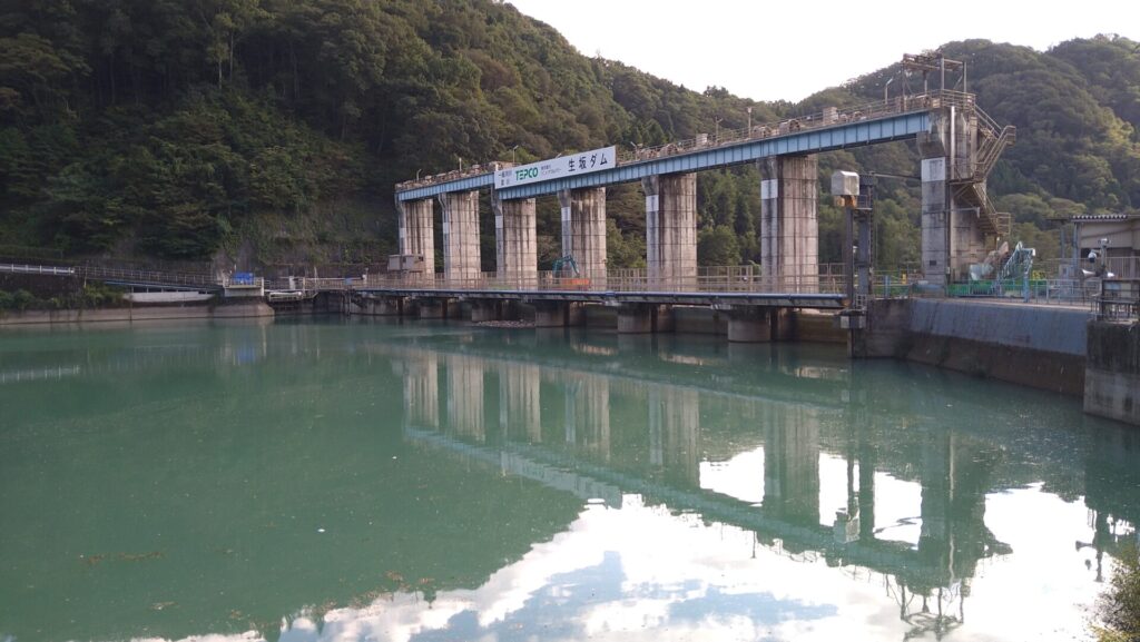 右岸の上流側から見た生坂ダム