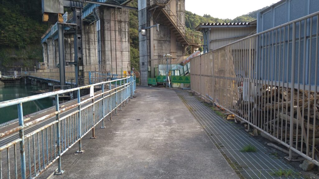 生坂ダムの天端