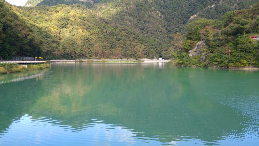 生坂ダムのダム湖