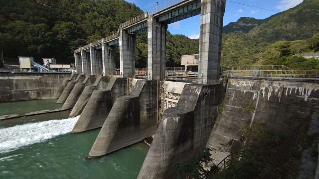 左岸から見た生坂ダム