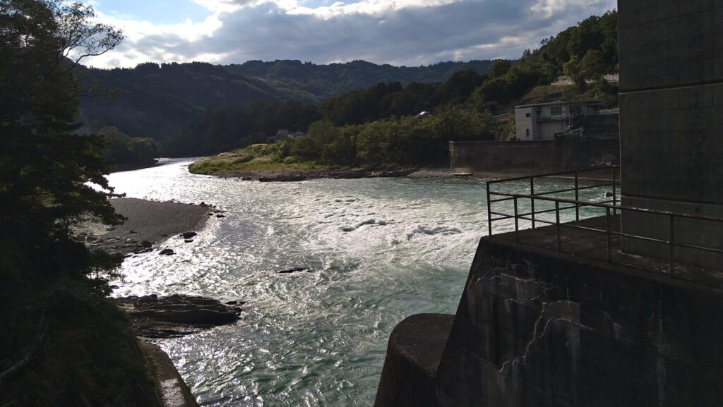 生坂ダムの下流側