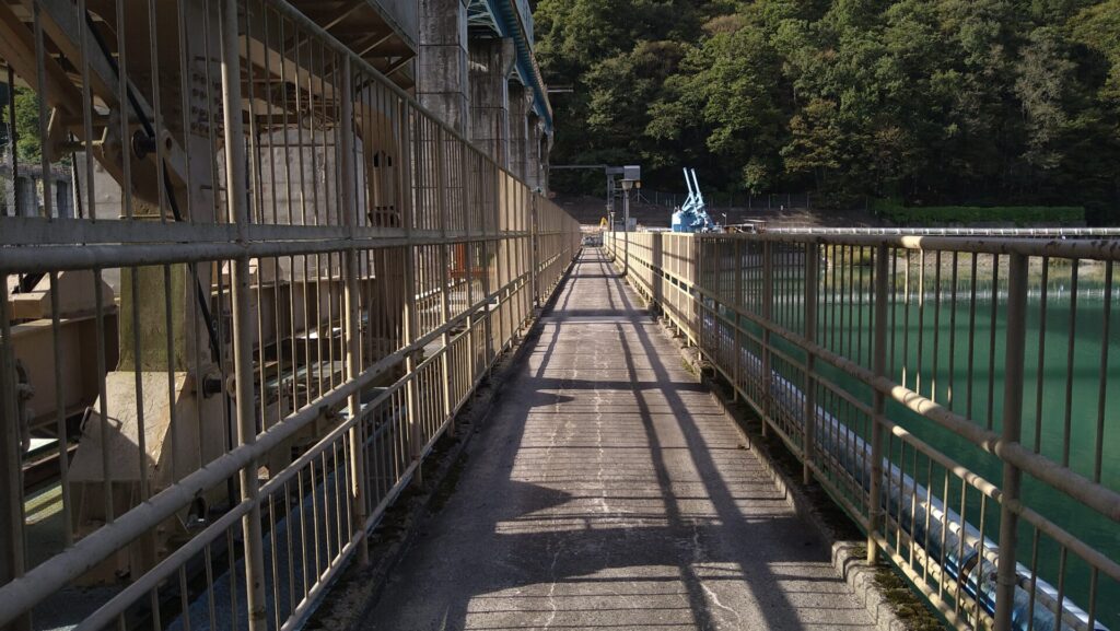 生坂ダムの天端