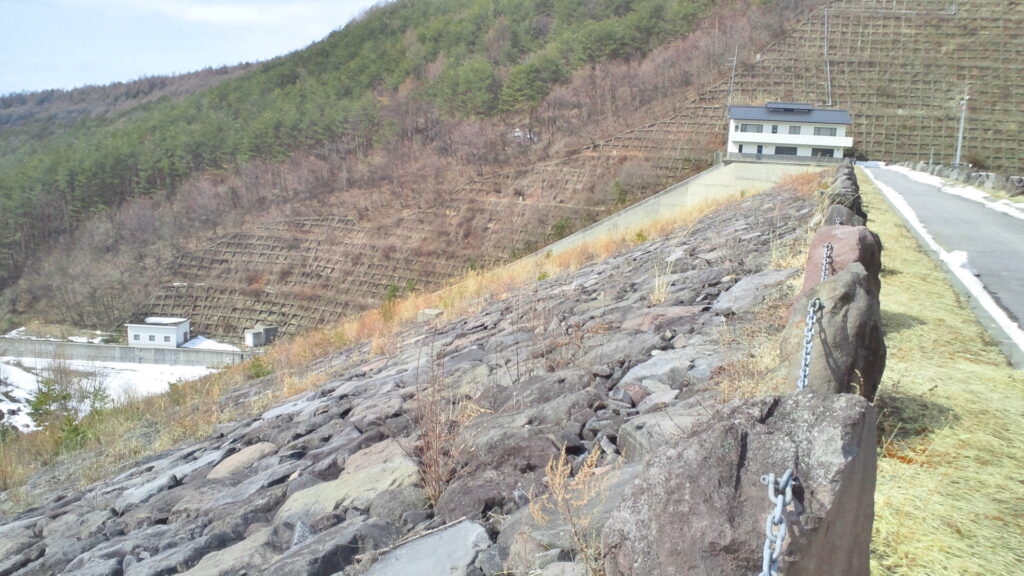 左岸の下流側から見た金原ダム