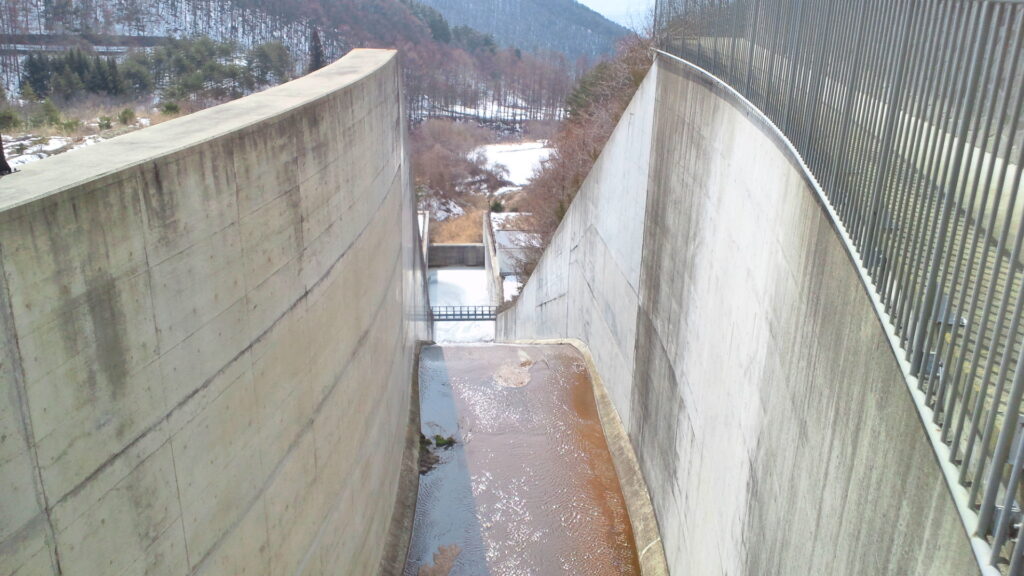 金原ダムの洪水吐