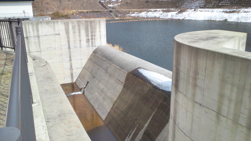 金原ダムの洪水吐