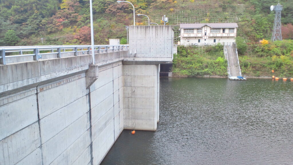 左岸の上流側から見た北山ダム