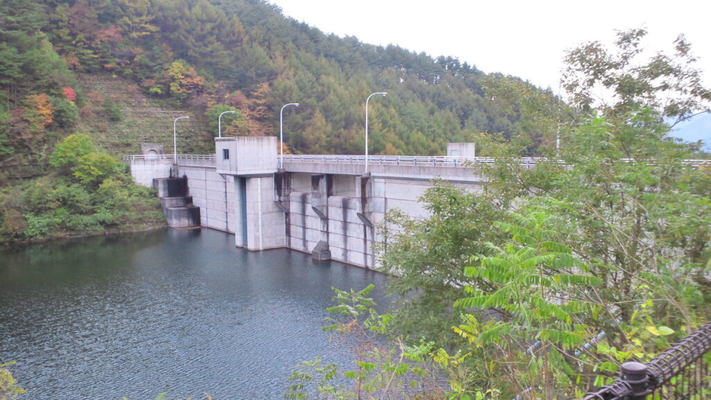 右岸の上流側から見た北山ダム