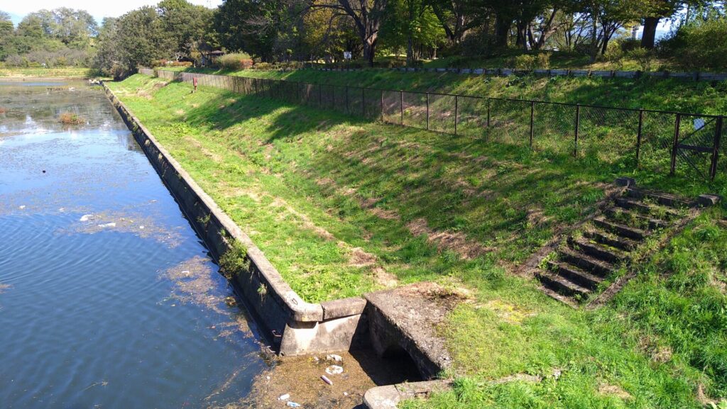 小諸発電所第一調整池の堤体