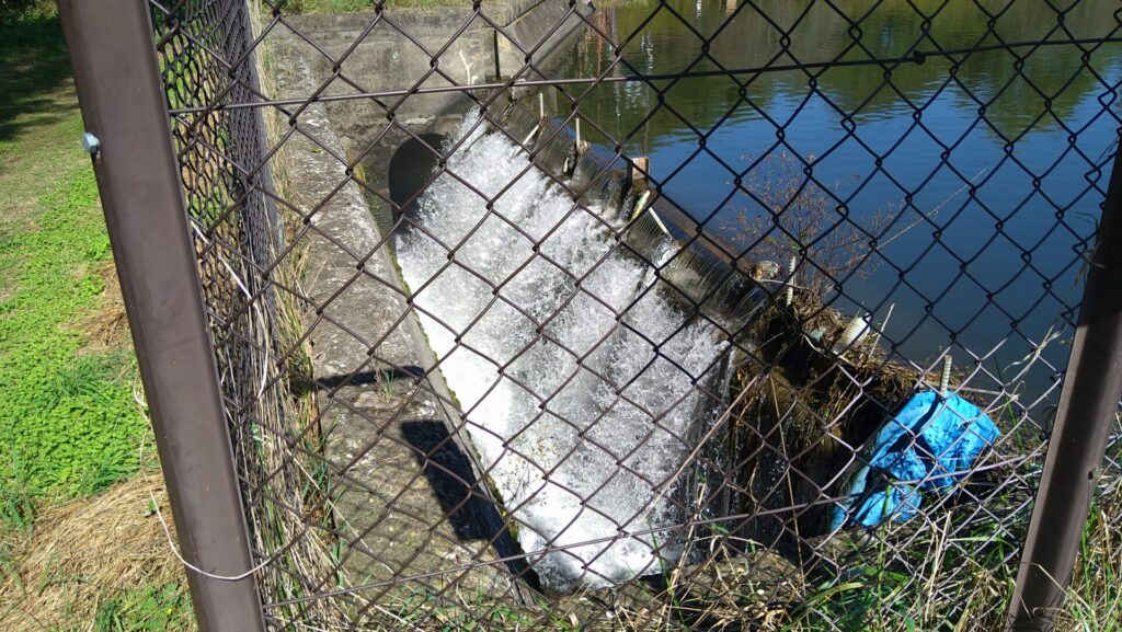 小諸発電所第一調整池の洪水吐