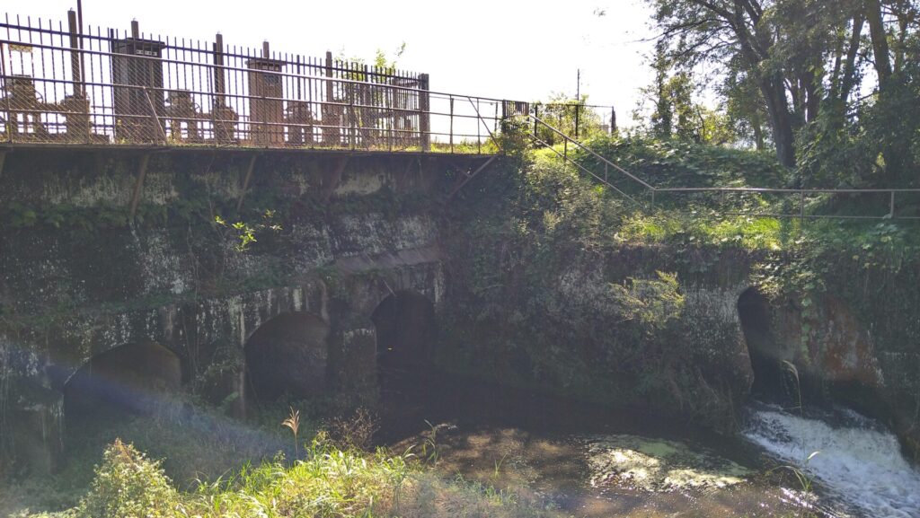 小諸発電所第一調整池の注水口