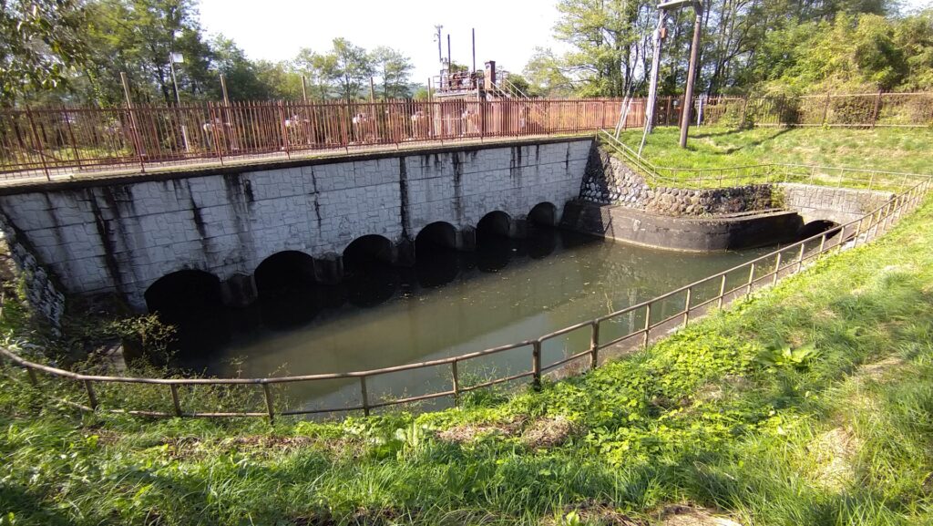 小諸発電所第一調整池の流入口