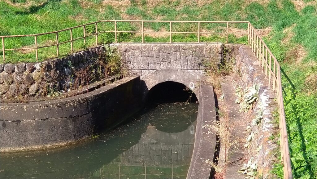 小諸発電所第一調整池のトンネル