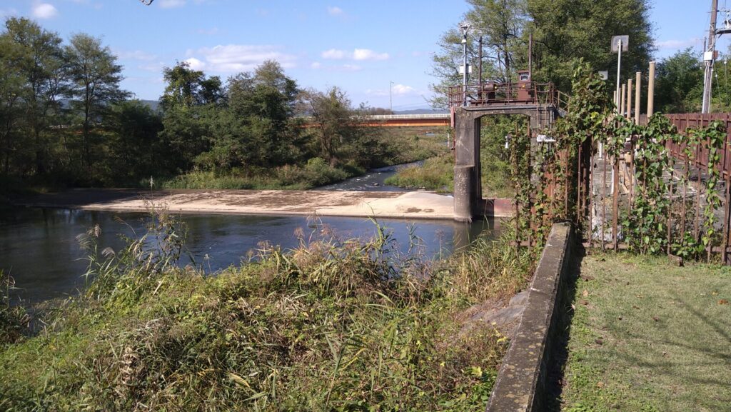 小諸発電所第一調整池の取水堰