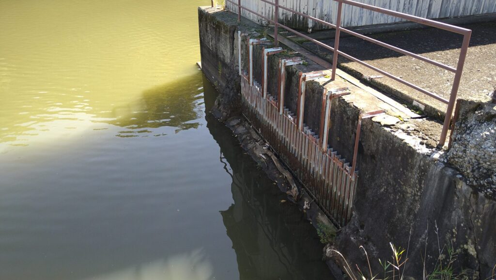 小諸発電所第二調整池の取水口