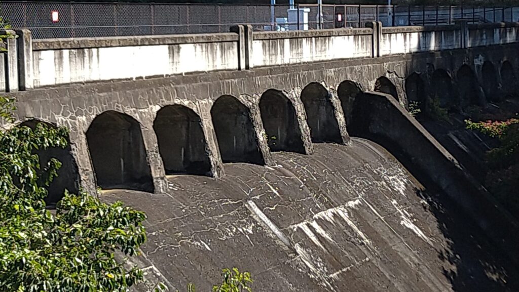 小諸発電所第二調整池の洪水吐