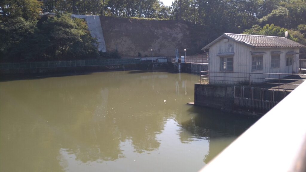 右岸の上流側から見た小諸発電所第二調整池