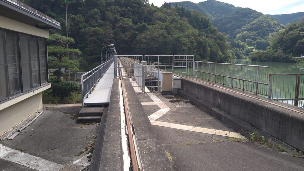 水内ダムの天端