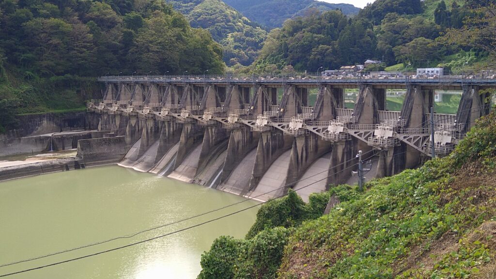 左岸の下流側から見た水内ダム