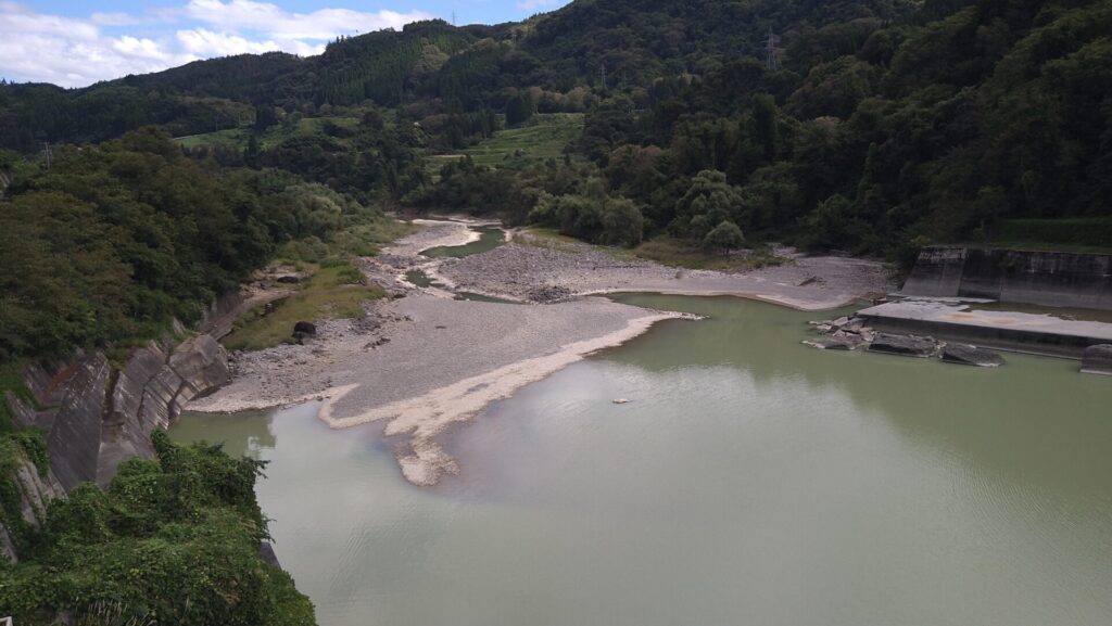 水内ダムの下流側
