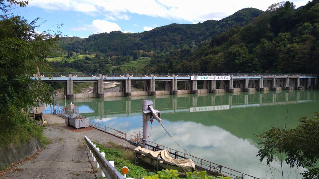 左岸の上流側から見た水内ダム
