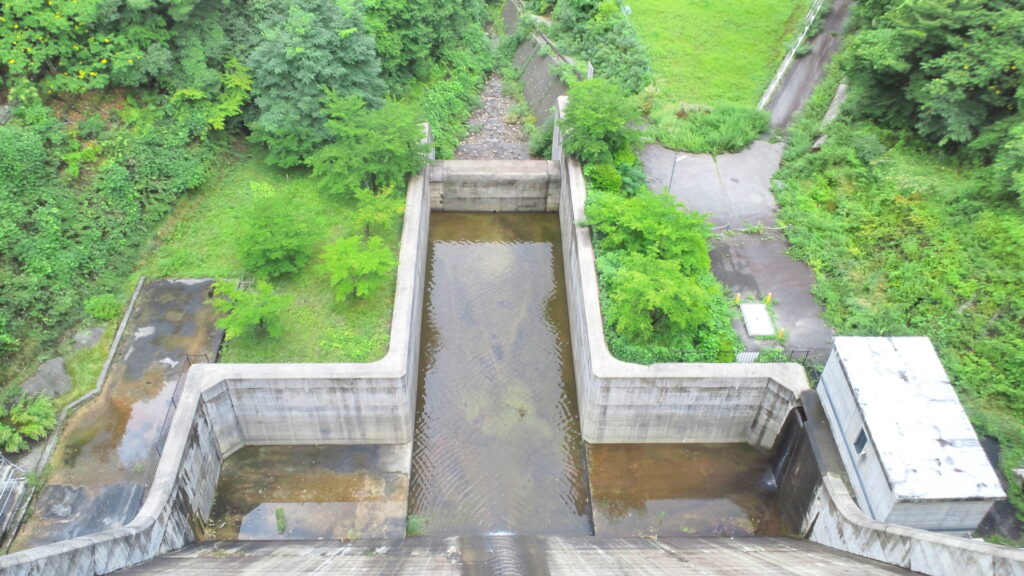 水上ダムのダム下