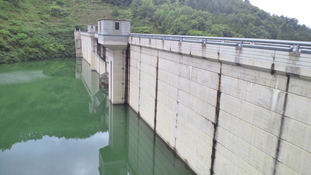 上流側から見た水上ダム