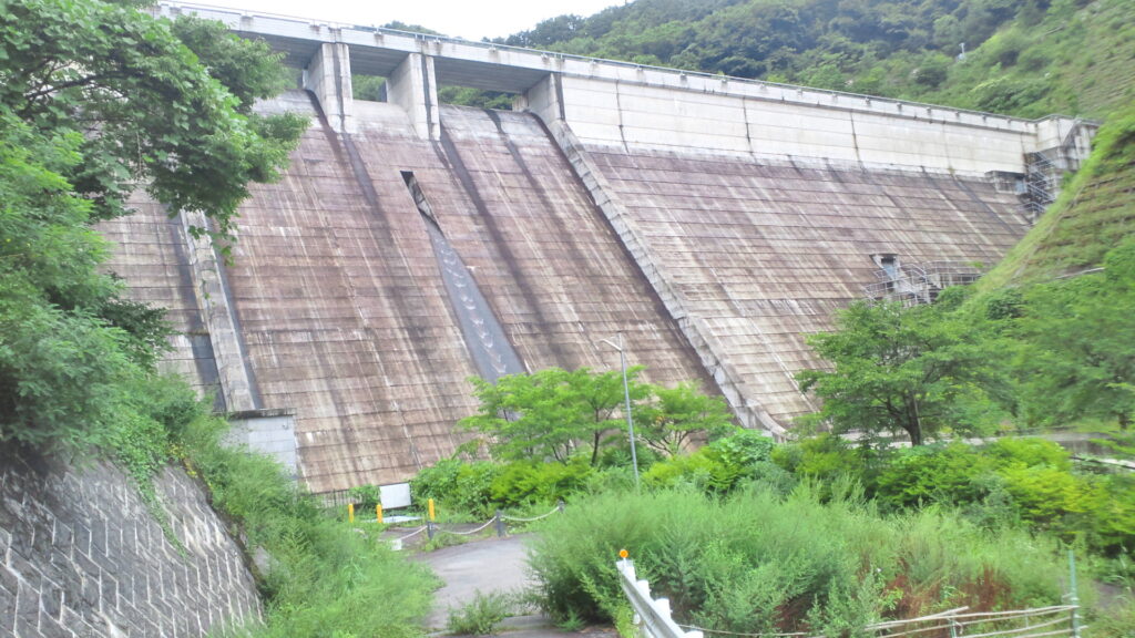 下流側から見た水上ダム