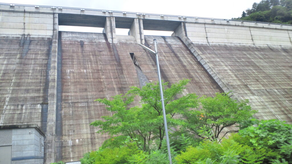 下流側から見た水上ダム