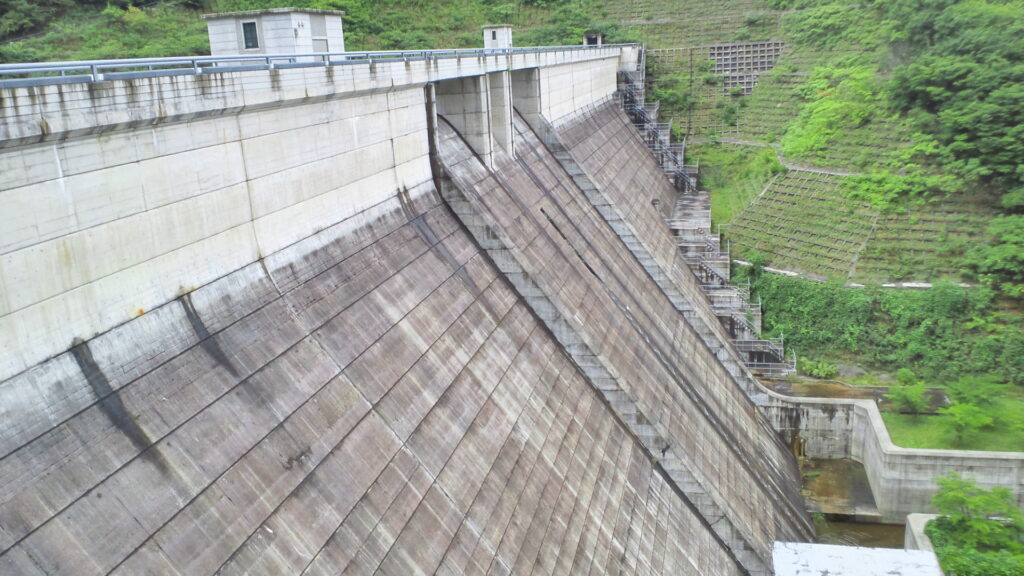 右岸から見た水上ダム