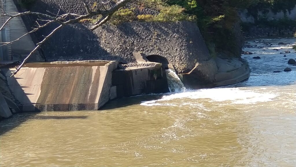 西浦ダムの放流口