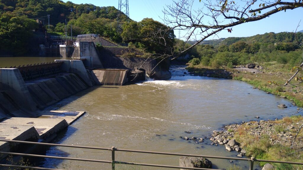 西浦ダムの下流側