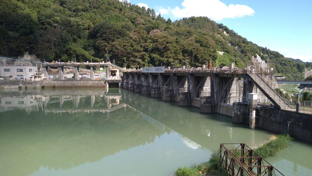 右岸の上流側から見た小田切ダム