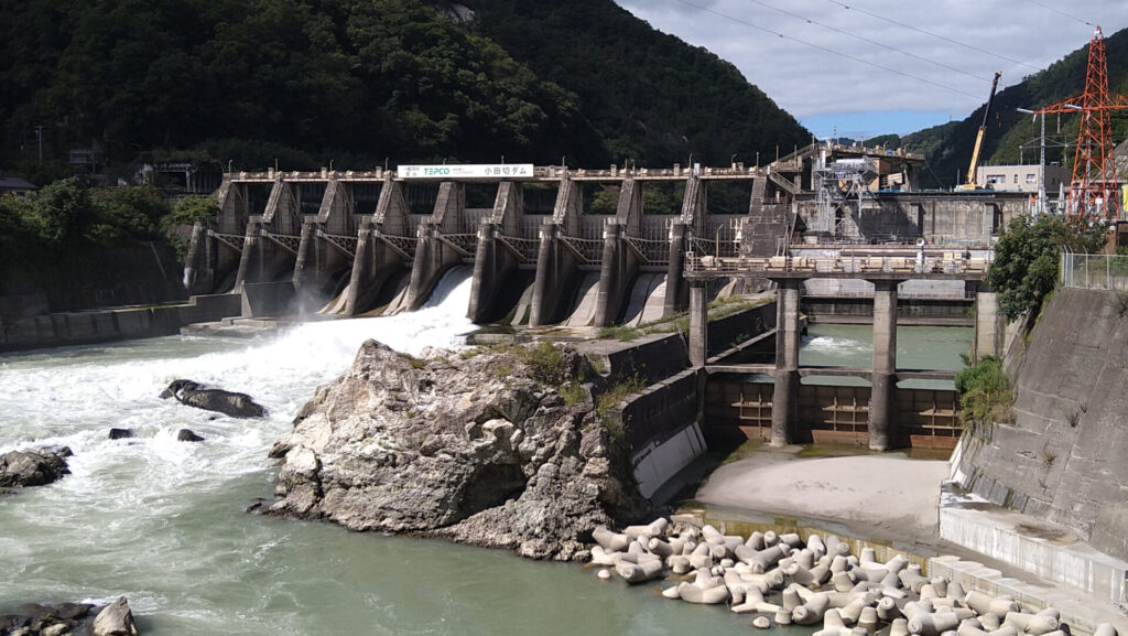下流側から見た小田切ダム