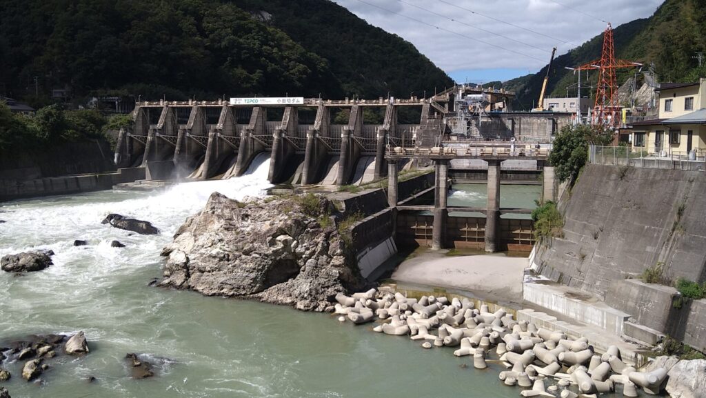 下流側から見た小田切ダム